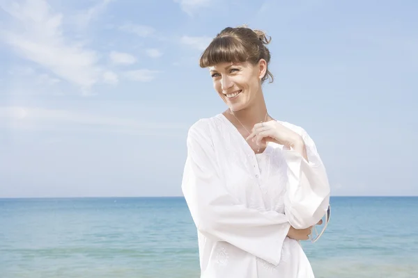 Uitzicht op jonge mooie vrouw met een goede tijd op het tropisch strand — Stockfoto