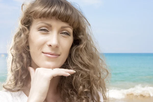 Uitzicht op jonge mooie vrouw met een goede tijd op het tropisch strand — Stockfoto