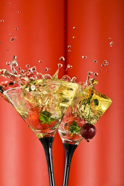 View of martini glass with vermouth and berry dropping in — Stock Photo, Image