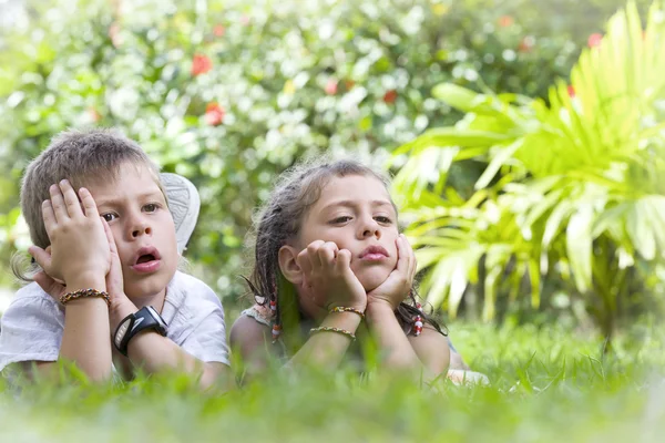 Retrato de niños pequeños pasándola bien en verano — Foto de Stock