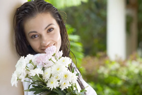 Ritratto di giovane bella donna in ambiente estivo — Foto Stock