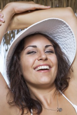 tropik ortamında genç güzel kadın portresi