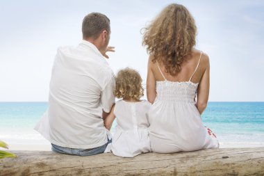 plajda eğlence genç aile portresi