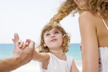 plajda eğlence genç aile portresi