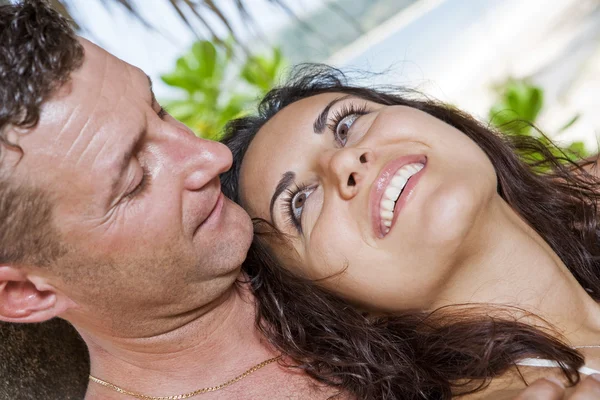 Un ritratto di una coppia attraente che si diverte sulla spiaggia — Foto Stock