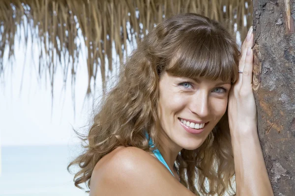 Uitzicht op jonge mooie vrouw met een goede tijd op het tropisch strand — Stockfoto