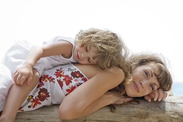 Retrato de chave alta de mãe feliz com bebê — Fotografia de Stock