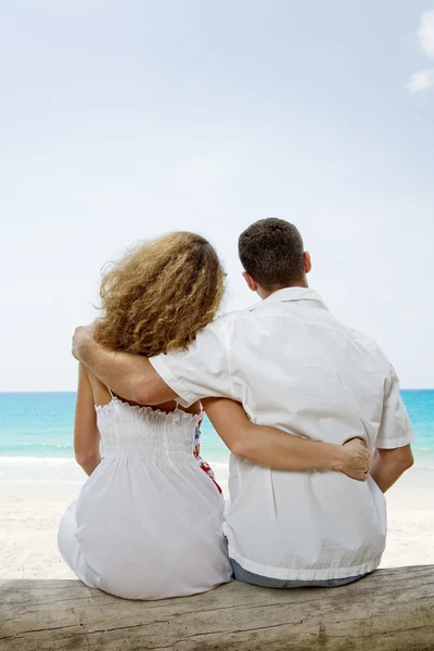 Retrato de pareja joven y agradable pasándola bien en la playa —  Fotos de Stock