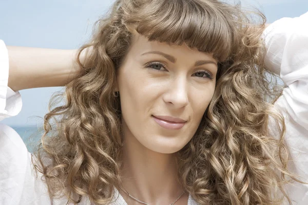 Portrait d'une jeune femme magnifique dans un environnement tropical — Photo