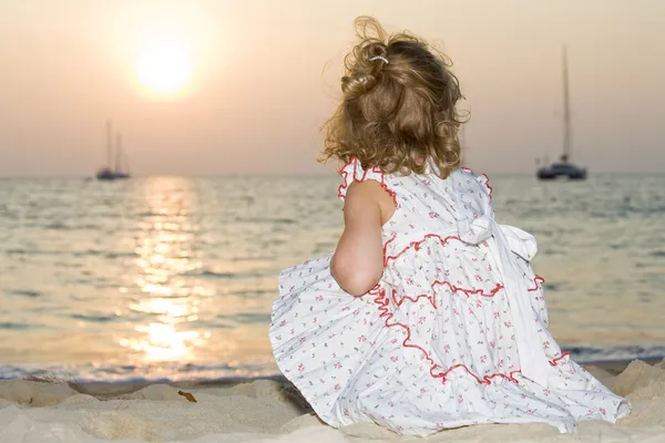 Ritratto di bambina bianca che si diverte sulla spiaggia — Foto Stock