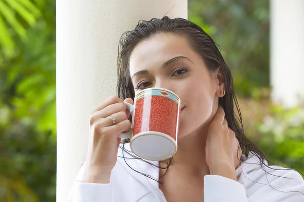 Portret van jonge mooie vrouw in zomer omgeving — Stockfoto