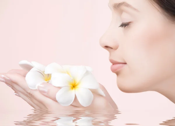 Retrato de una joven hermosa mujer sobre fondo rosa — Foto de Stock