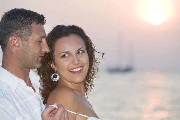 Ett porträtt av attraktiva par att ha kul på stranden — Stockfoto