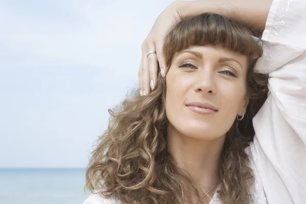 Vista sulla giovane bella donna che si diverte sulla spiaggia tropicale — Foto Stock