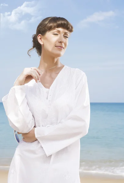 Вид на молодую симпатичную женщину, хорошо проводящую время на тропическом пляже — стоковое фото