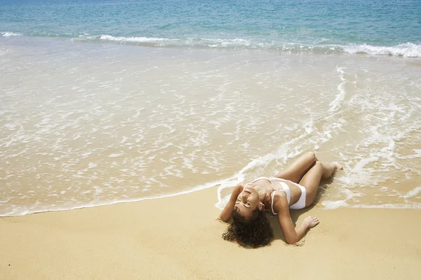 Uitzicht op jonge mooie vrouw met een goede tijd op het tropisch strand — Stockfoto