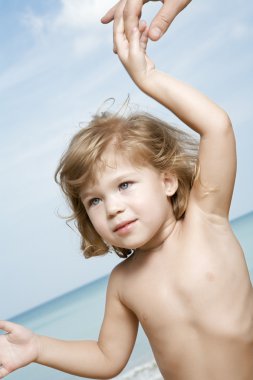 parmak plajın etrafında liderliğindeki tatlı küçük kız portresi