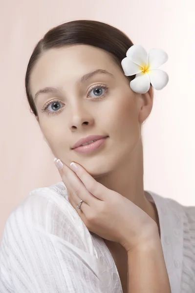 Retrato de una joven hermosa mujer sobre fondo rosa —  Fotos de Stock