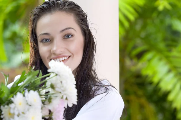 Porträt einer jungen hübschen Frau in sommerlicher Umgebung — Stockfoto