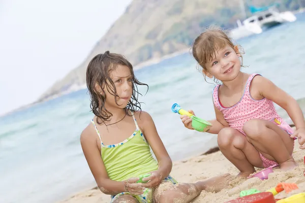 夏の環境で良い時間を過ごしての小さな子供たちの肖像画 — ストック写真