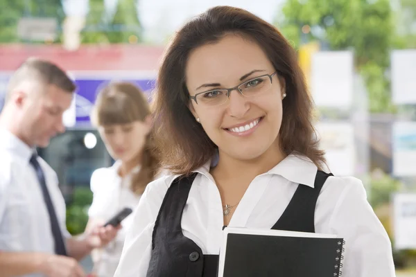 Ritratto di giovane bella donna in ambiente imprenditoriale — Foto Stock