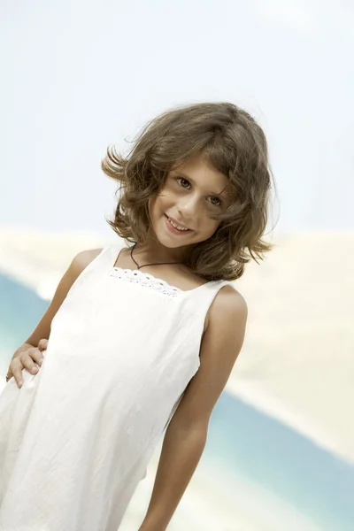 Estúdio retrato de menina agradável se divertindo — Fotografia de Stock