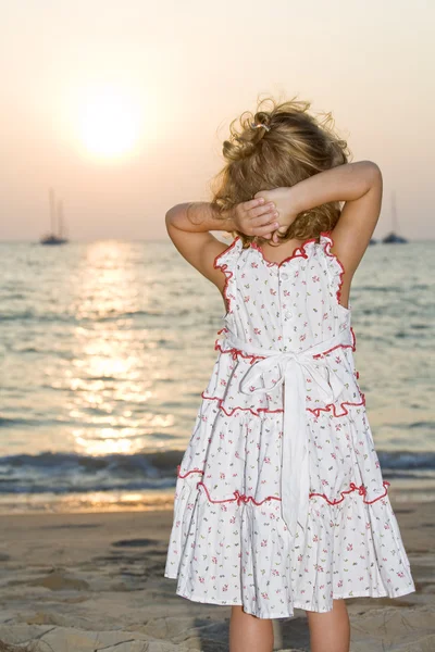 Porträtt av lilla vit tjej att ha kul på stranden — Stockfoto