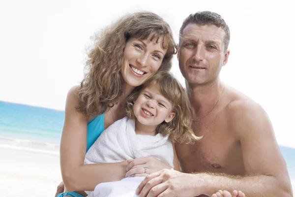 Portret van jonge familie plezier op het strand — Stockfoto