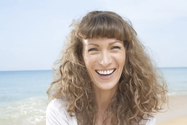 Visa på ung trevlig kvinna som har roligt på tropiska stranden — Stockfoto