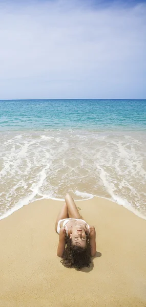 Vista sulla giovane bella donna che si diverte sulla spiaggia tropicale — Foto Stock