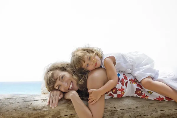 Weergave van jonge vrouw met goede tijd met haar dochter — Stockfoto