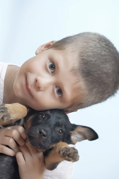 Ritratto di bambino che si diverte con il suo cane — Foto Stock