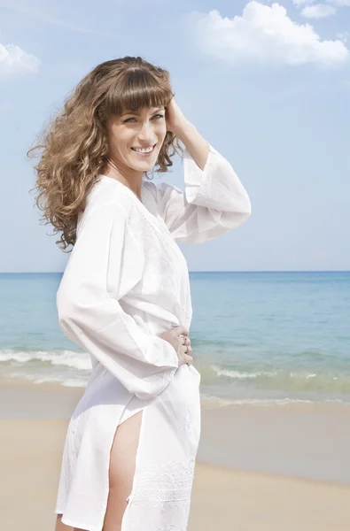 Retrato de bela jovem mulher se divertindo na praia tropical — Fotografia de Stock