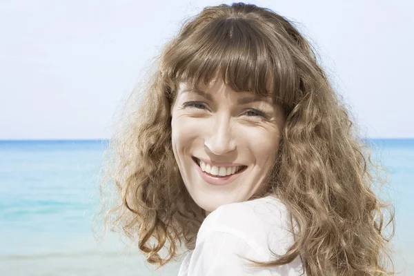 Retrato de menina bonita se divertindo na praia tropical — Fotografia de Stock