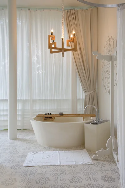 有一些配件漂亮时尚的浴室的全景视图 — 图库照片