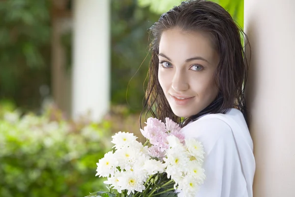 Porträt einer jungen hübschen Frau in sommerlicher Umgebung — Stockfoto