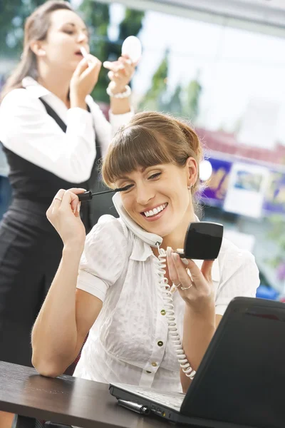 Retrato de una mujer joven y bonita en un entorno empresarial —  Fotos de Stock