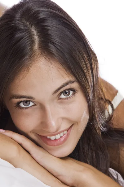 Retrato de joven hermosa mujer en sábana blanca — Foto de Stock