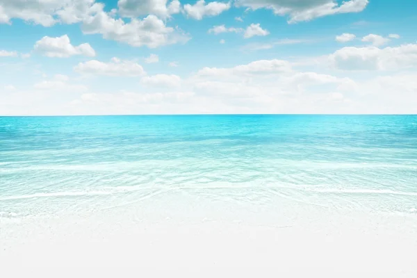 View of nice blue ocean and white beach — Stock Photo, Image