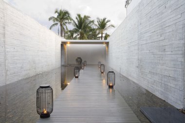 Havuzun çevresindeki güzel ışıklar