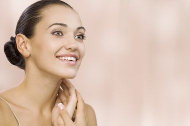 pembe arka güzel genç güzel kadın portresi