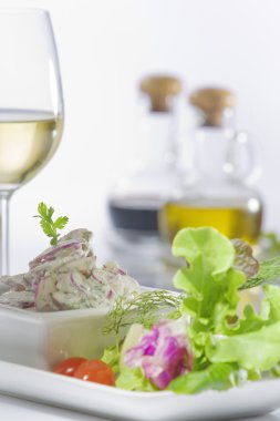 güzel lezzetli salata bakış beyaz arka kapatın