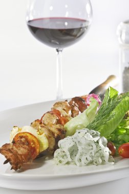 güzel lezzetli şiş kebap bakış beyaz arka kapatın