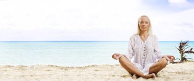pratik yoga yaz çevre içinde genç bir kadın portresi