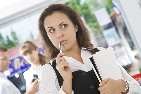 Portret van jonge mooie vrouw in zakelijke omgeving — Stockfoto