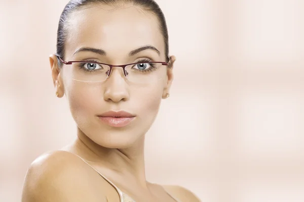 Retrato de una linda joven hermosa mujer en la espalda rosa — Foto de Stock