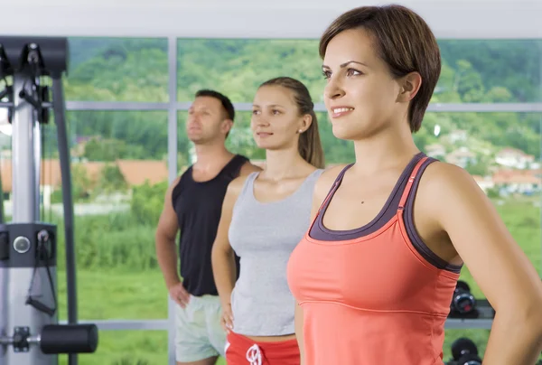 Ritratto di giovane bello ottenere occupato in palestra — Foto Stock