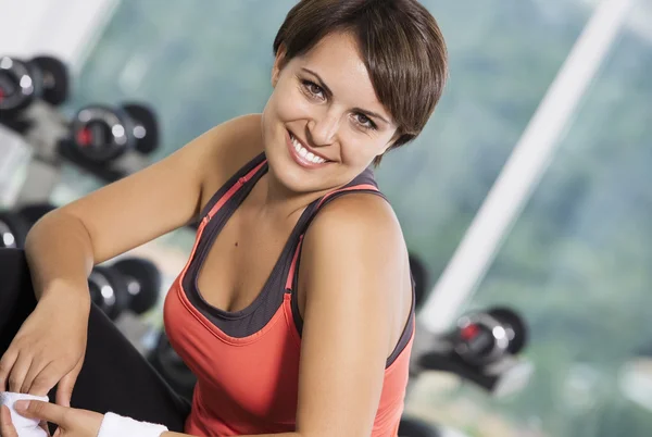 Porträtt av ung trevlig kvinna bli upptagen i gym — Stockfoto