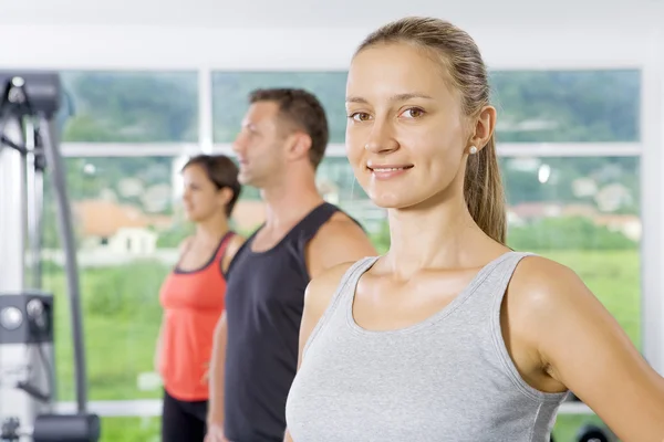 Genç spor salonunda meşgul Başlarken güzel bir portresi — Stok fotoğraf