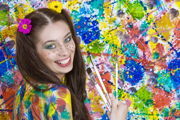 Retrato de jovem mulher atraente no fundo colorido — Fotografia de Stock